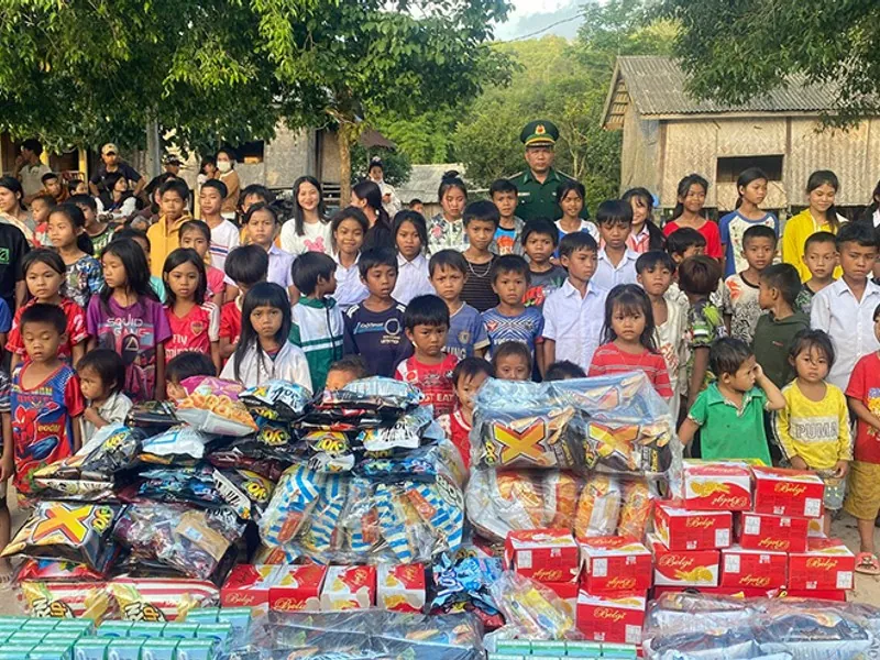 Hình ảnh minh họa các biểu tượng người dùng khác nhau trên màn hình máy tính, thể hiện việc thiết lập tài khoản riêng biệt cho từng thành viên gia đình.