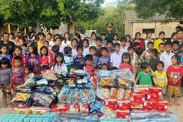 Hình ảnh gia đình đang sử dụng máy tính, thể hiện việc kiểm soát của phụ huynh và bảo vệ trẻ vị thành niên.