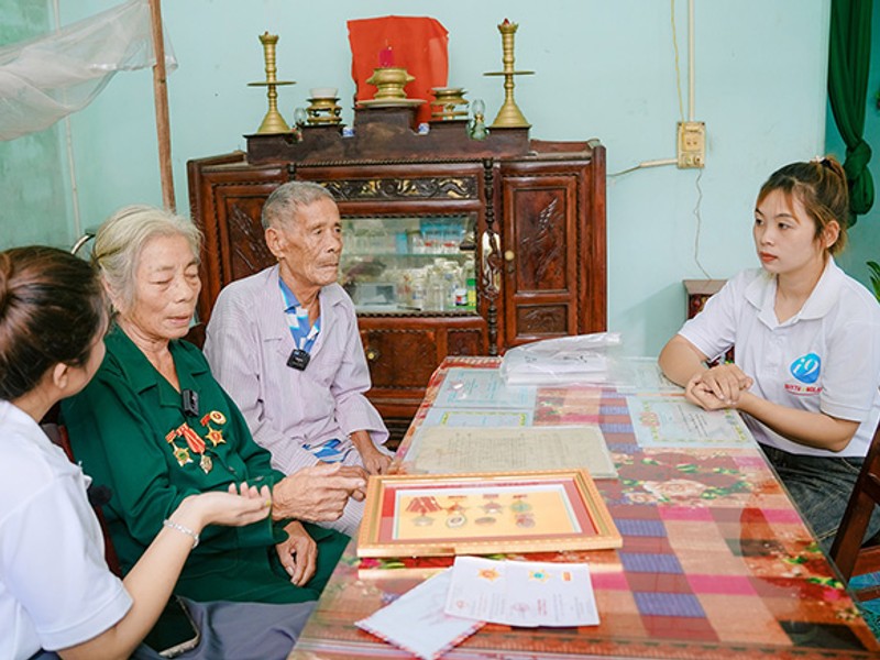 Hình ảnh phỏng vấn chuyên gia, dự báo thị trường và chiến lược cá cược.